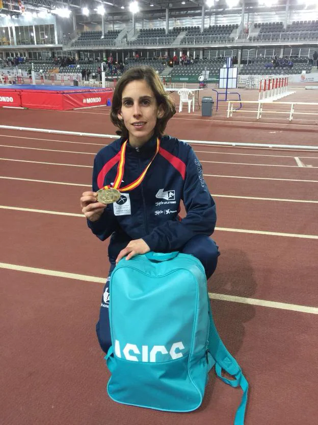 Paula González muestra con satisfacción la medalla de oro. 