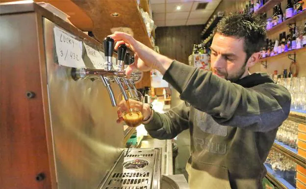 Alejandro García pone una caña en su cervecería, La Birra de Brian.