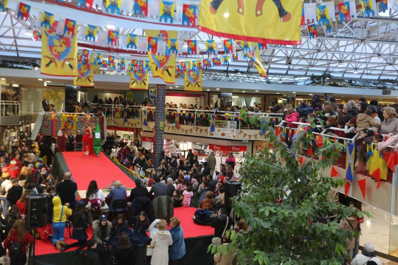 El centro comercial celebra su concurso infantil de disfraces con trecientos participantes.