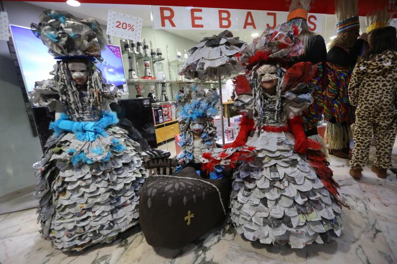 El centro comercial celebra su concurso infantil de disfraces con trecientos participantes.