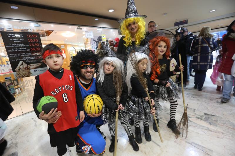 El centro comercial celebra su concurso infantil de disfraces con trecientos participantes.