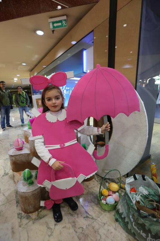 El centro comercial celebra su concurso infantil de disfraces con trecientos participantes.