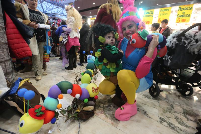 El centro comercial celebra su concurso infantil de disfraces con trecientos participantes.