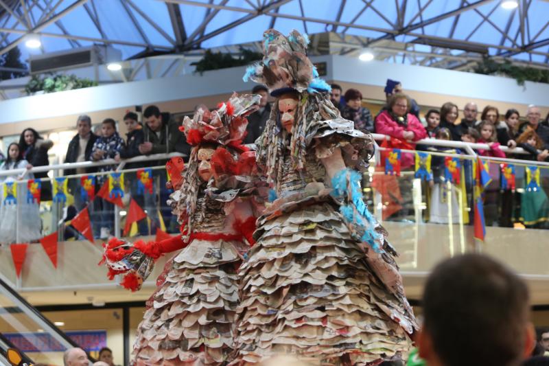 El centro comercial celebra su concurso infantil de disfraces con trecientos participantes.