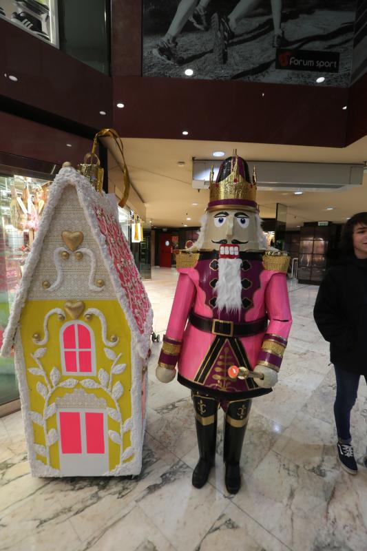 El centro comercial celebra su concurso infantil de disfraces con trecientos participantes.