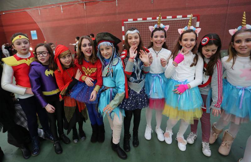 El colegio de la Inmaculada de Gijón ha celebrado este lunes su particular Fiesta Solidaria de Carnaval en la que participaron más de 500 escolares llegados de distintos centros de la región.