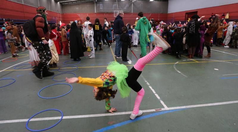 El colegio de la Inmaculada de Gijón ha celebrado este lunes su particular Fiesta Solidaria de Carnaval en la que participaron más de 500 escolares llegados de distintos centros de la región.