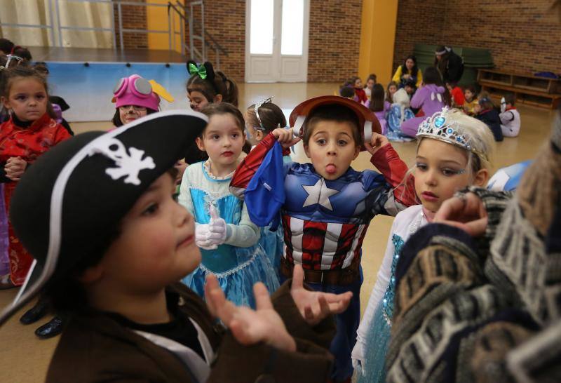 El colegio de la Inmaculada de Gijón ha celebrado este lunes su particular Fiesta Solidaria de Carnaval en la que participaron más de 500 escolares llegados de distintos centros de la región.