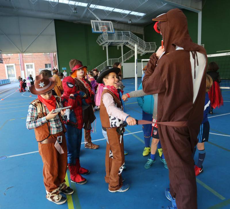 El colegio de la Inmaculada de Gijón ha celebrado este lunes su particular Fiesta Solidaria de Carnaval en la que participaron más de 500 escolares llegados de distintos centros de la región.