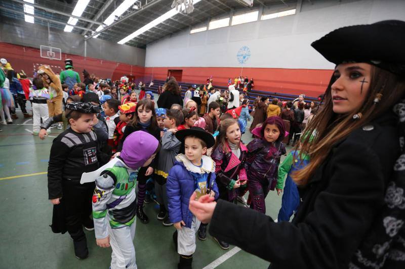 El colegio de la Inmaculada de Gijón ha celebrado este lunes su particular Fiesta Solidaria de Carnaval en la que participaron más de 500 escolares llegados de distintos centros de la región.