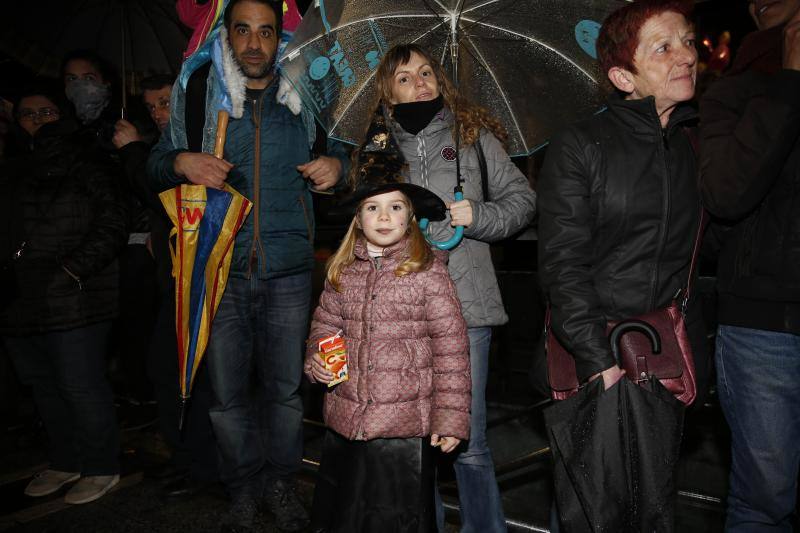 Cientos de gijoneses y visitantes disfrutaron del último día del Antroxu de Gijón