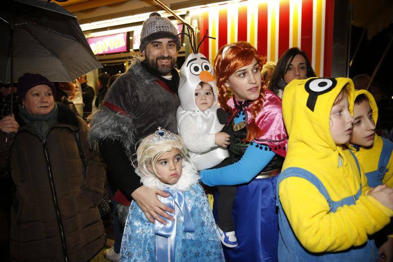 Cientos de gijoneses y visitantes disfrutaron del último día del Antroxu de Gijón