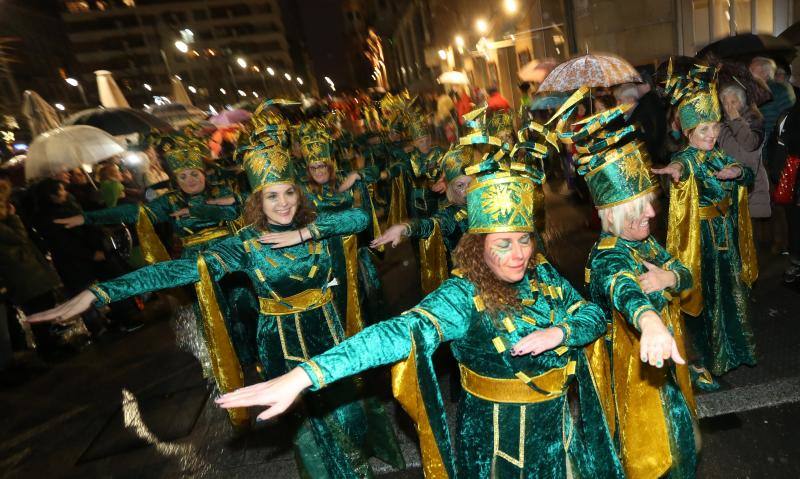 Cientos de gijoneses y visitantes disfrutaron del último día del Antroxu de Gijón