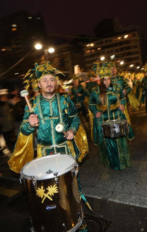 Cientos de gijoneses y visitantes disfrutaron del último día del Antroxu de Gijón