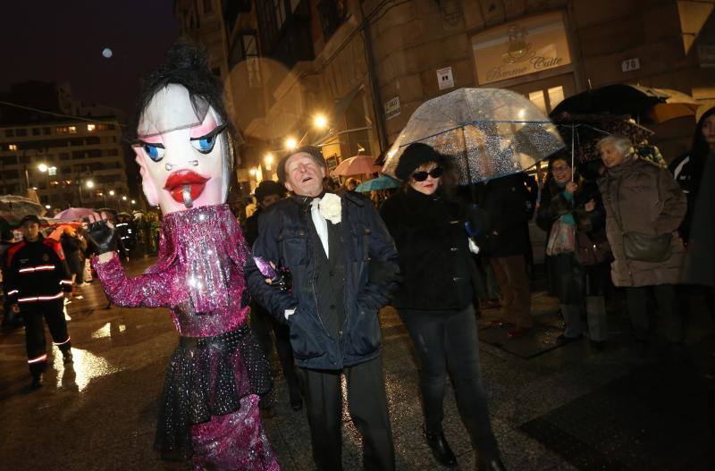Cientos de gijoneses y visitantes disfrutaron del último día del Antroxu de Gijón