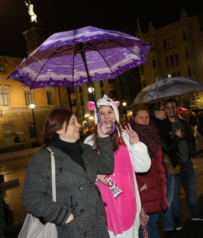 Cientos de gijoneses y visitantes disfrutaron del último día del Antroxu de Gijón