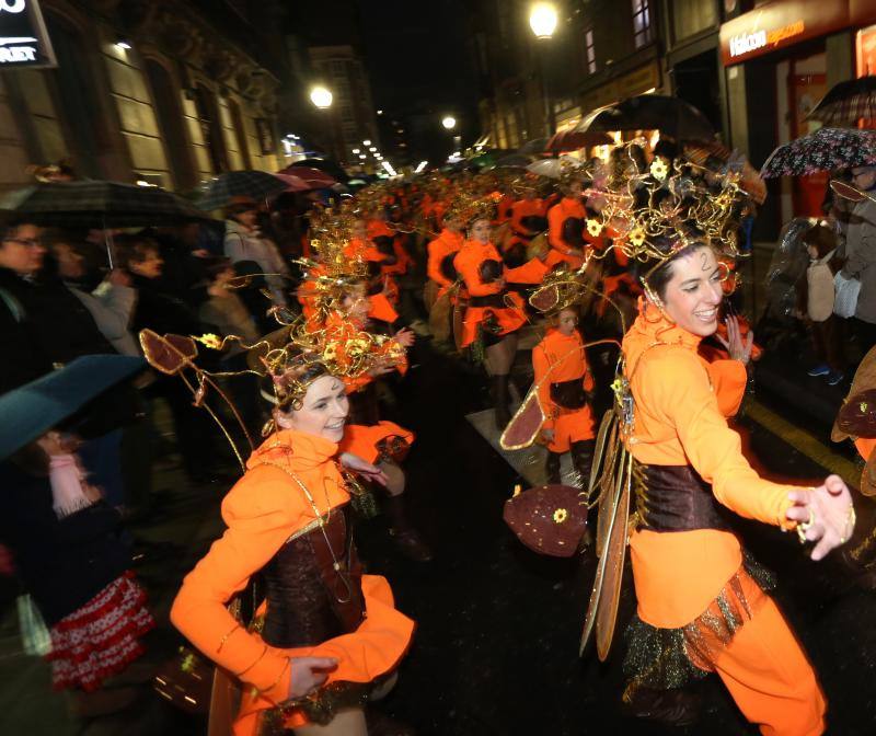 Cientos de gijoneses y visitantes disfrutaron del último día del Antroxu de Gijón