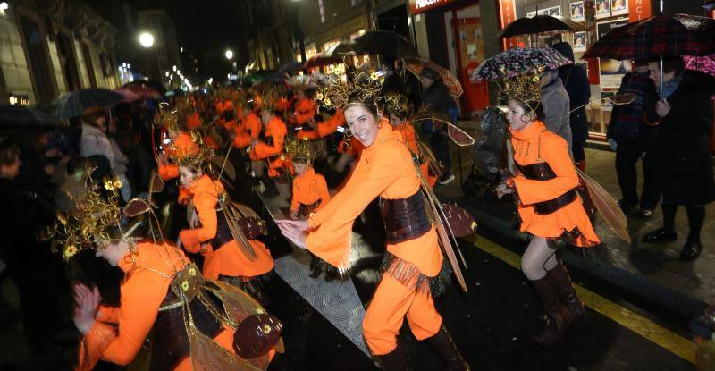 Cientos de gijoneses y visitantes disfrutaron del último día del Antroxu de Gijón