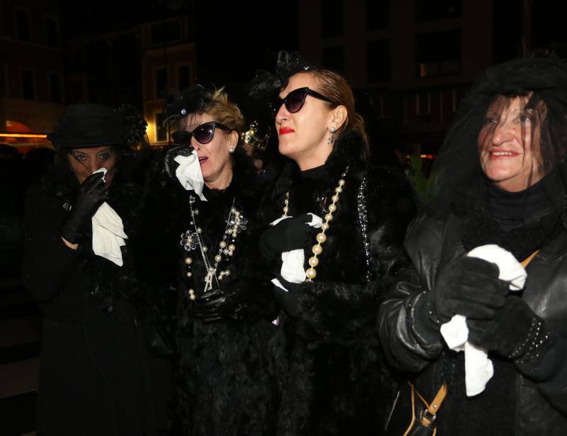 Cientos de gijoneses y visitantes disfrutaron del último día del Antroxu de Gijón