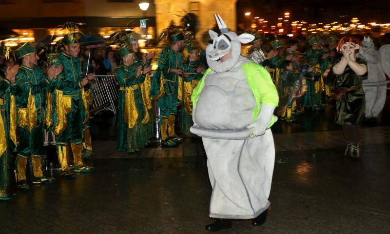 Cientos de gijoneses y visitantes disfrutaron del último día del Antroxu de Gijón
