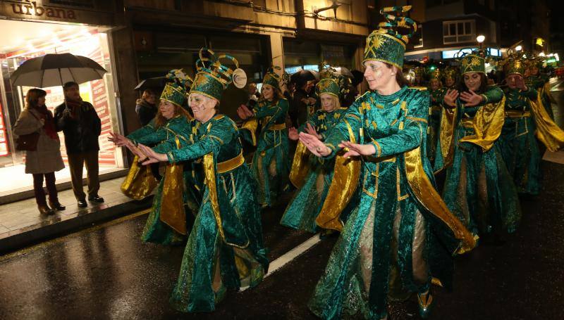 Cientos de gijoneses y visitantes disfrutaron del último día del Antroxu de Gijón