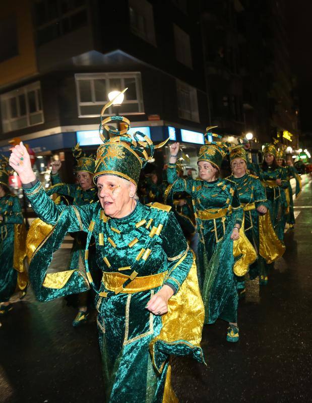 Cientos de gijoneses y visitantes disfrutaron del último día del Antroxu de Gijón
