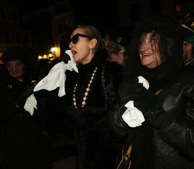 Cientos de gijoneses y visitantes disfrutaron del último día del Antroxu de Gijón