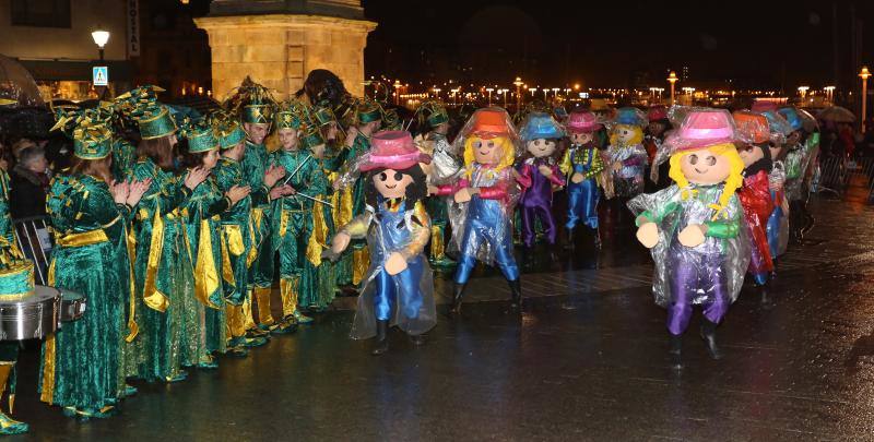 Cientos de gijoneses y visitantes disfrutaron del último día del Antroxu de Gijón