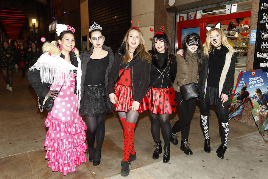 Cientos de gijoneses y visitantes disfrutaron de una fría noche de carnaval