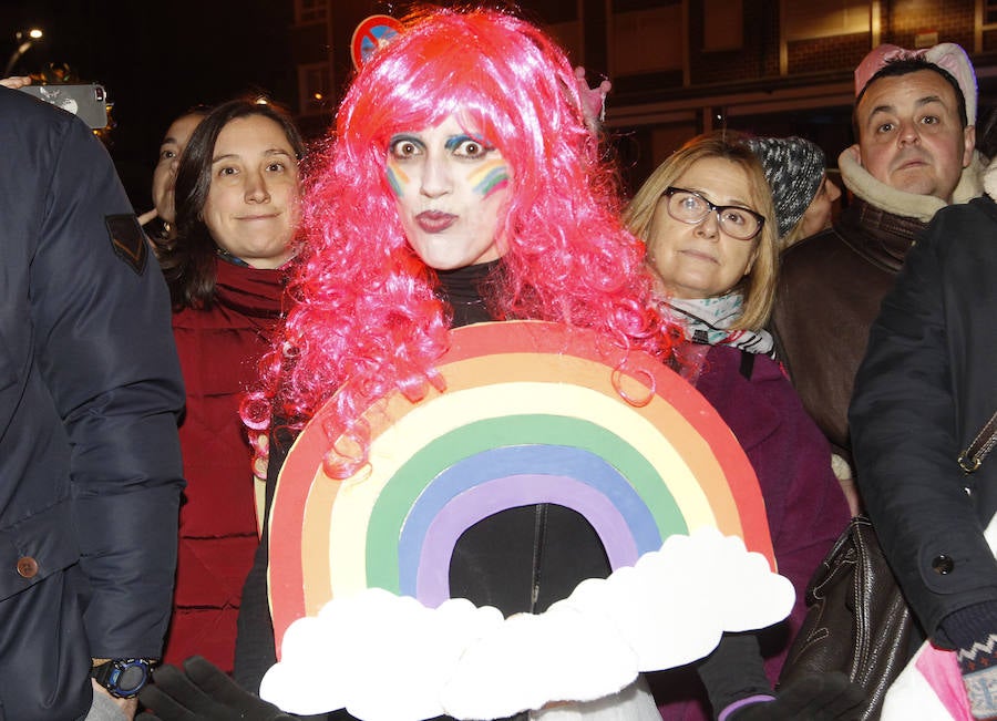 Cientos de gijoneses y visitantes disfrutaron de una fría noche de carnaval