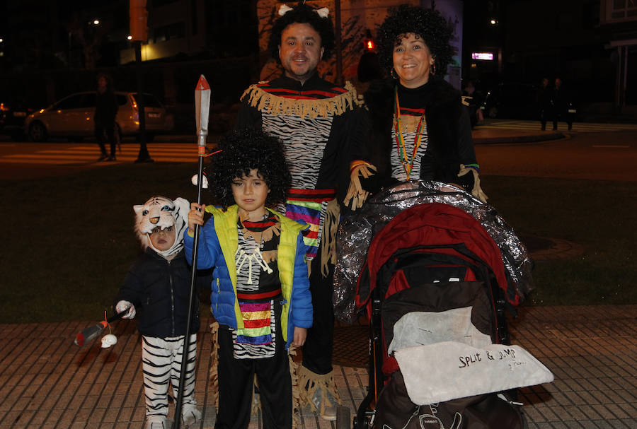 Cientos de gijoneses y visitantes disfrutaron de una fría noche de carnaval