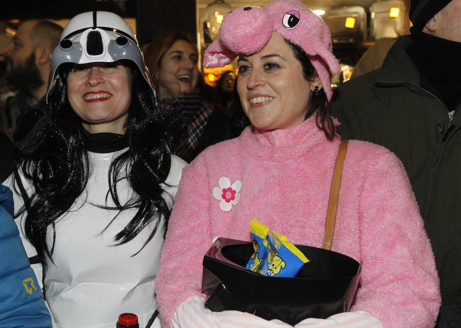 Cientos de gijoneses y visitantes disfrutaron de una fría noche de carnaval