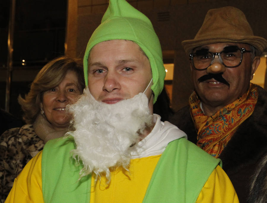 Cientos de gijoneses y visitantes disfrutaron de una fría noche de carnaval