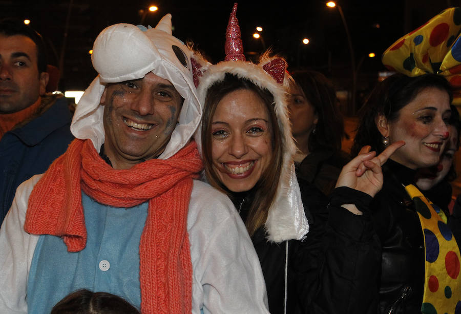 Cientos de gijoneses y visitantes disfrutaron de una fría noche de carnaval