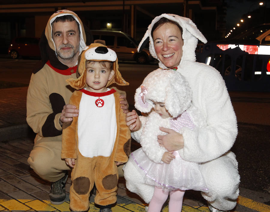 Cientos de gijoneses y visitantes disfrutaron de una fría noche de carnaval