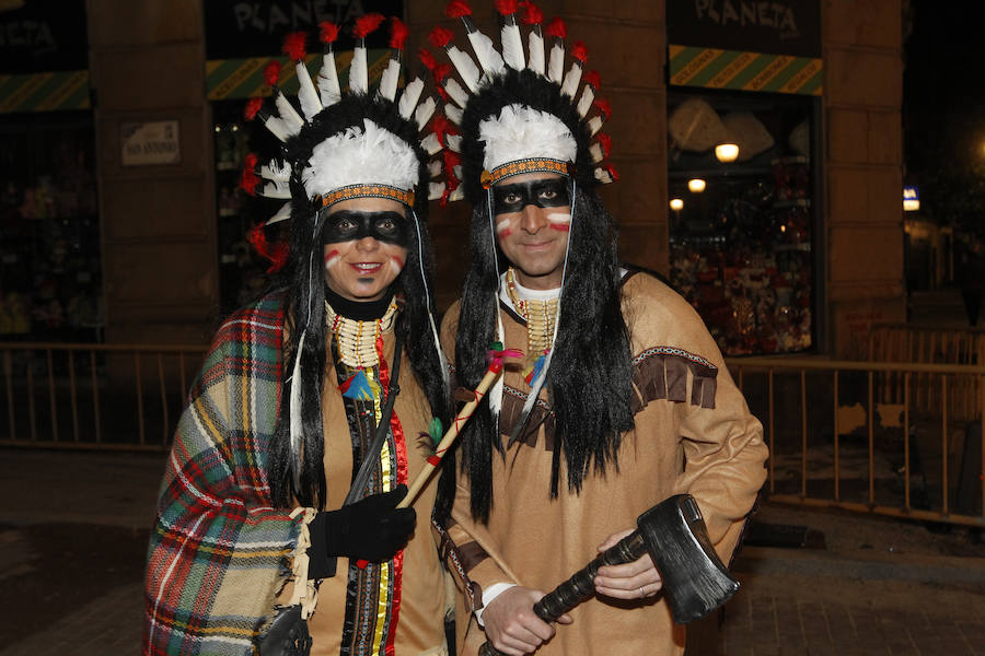 Cientos de gijoneses y visitantes disfrutaron de una fría noche de carnaval