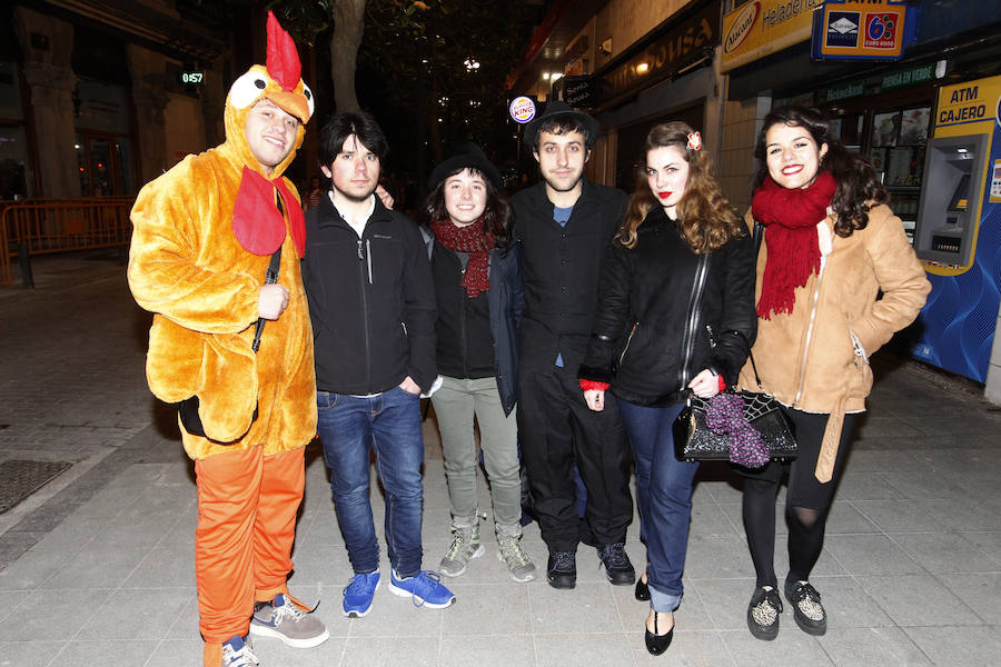 Cientos de gijoneses y visitantes disfrutaron de una fría noche de carnaval