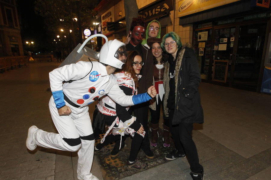 Cientos de gijoneses y visitantes disfrutaron de una fría noche de carnaval