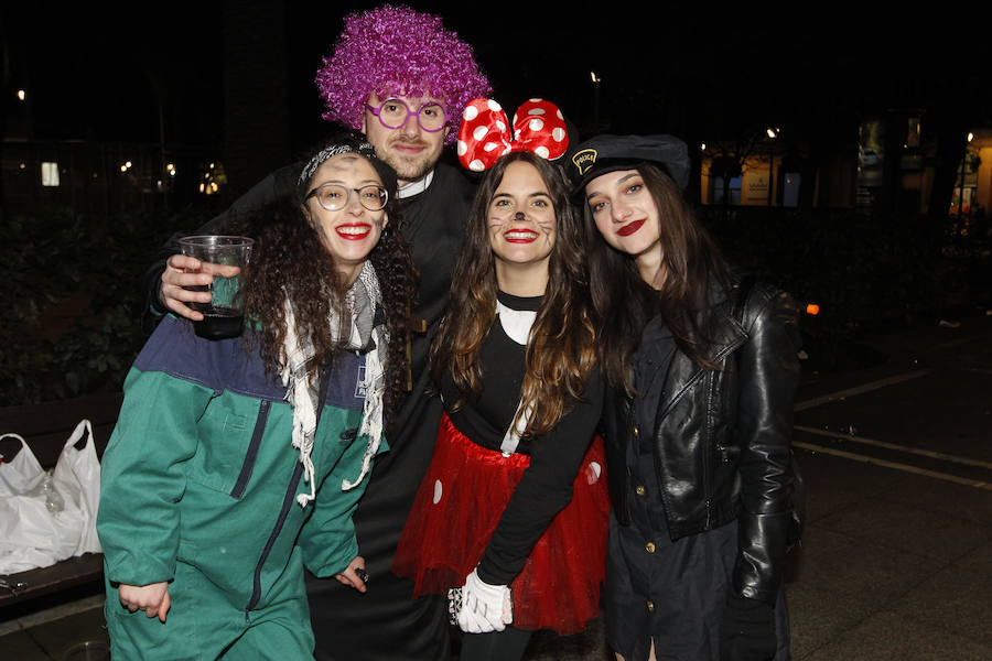 Cientos de gijoneses y visitantes disfrutaron de una fría noche de carnaval