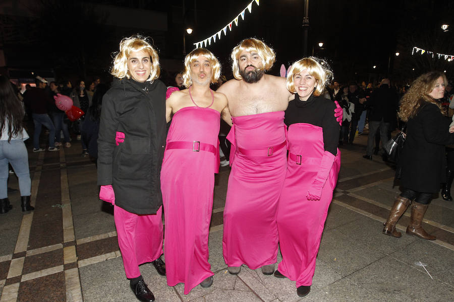 Cientos de gijoneses y visitantes disfrutaron de una fría noche de carnaval