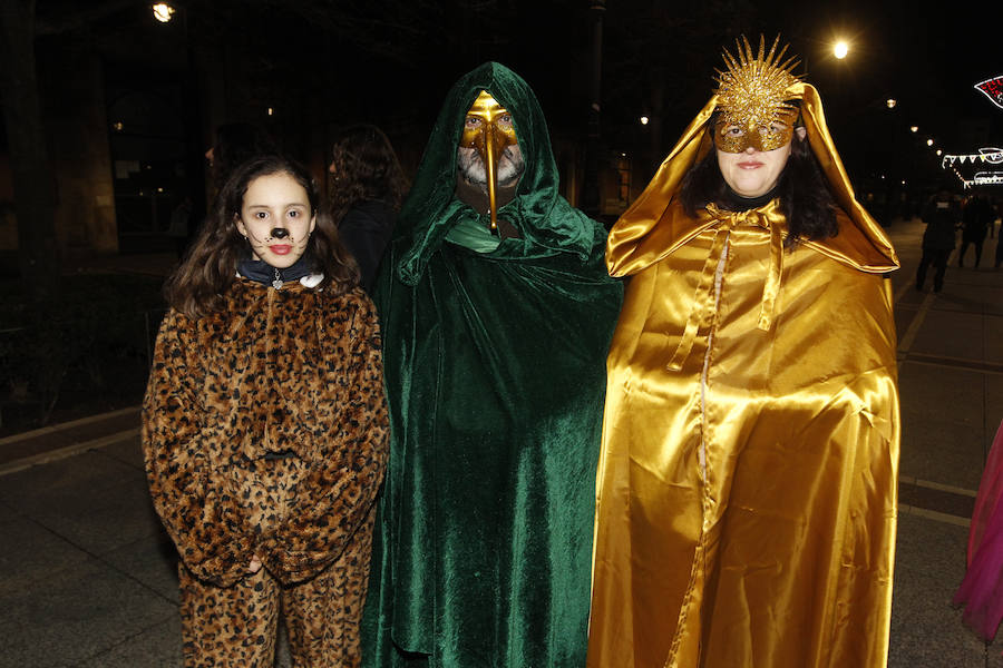 Cientos de gijoneses y visitantes disfrutaron de una fría noche de carnaval