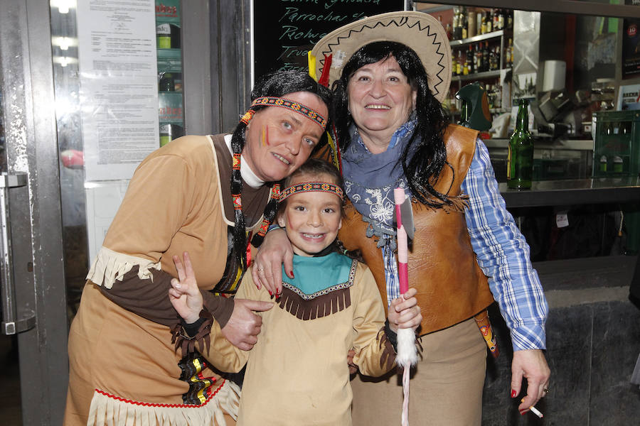 Cientos de gijoneses y visitantes disfrutaron de una fría noche de carnaval