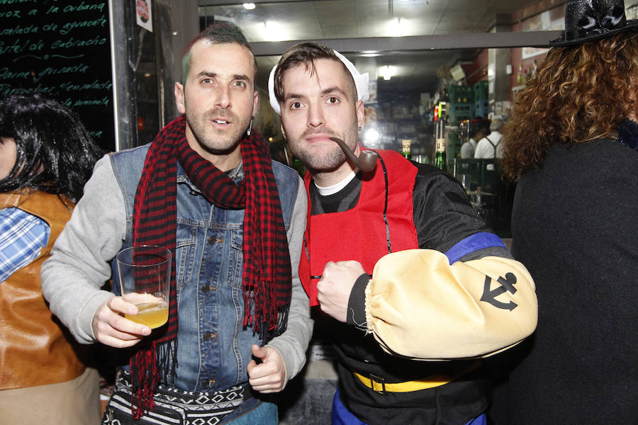 Cientos de gijoneses y visitantes disfrutaron de una fría noche de carnaval