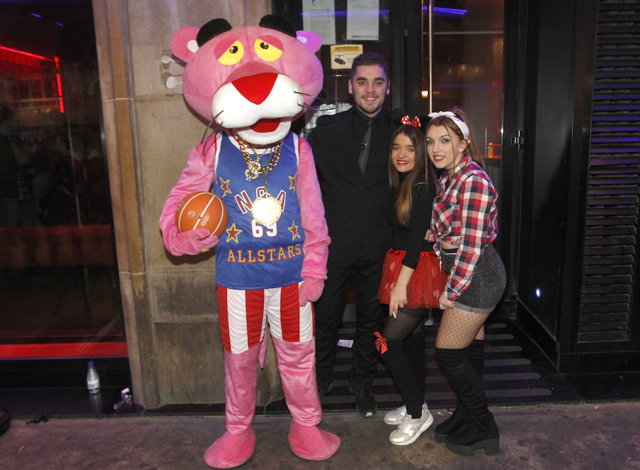 Cientos de gijoneses y visitantes disfrutaron de una fría noche de carnaval