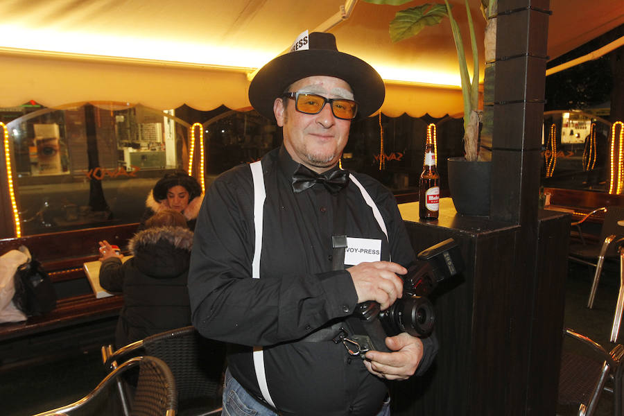 Cientos de gijoneses y visitantes disfrutaron de una fría noche de carnaval