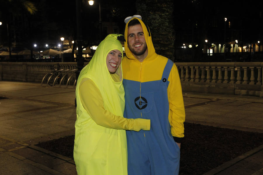 Cientos de gijoneses y visitantes disfrutaron de una fría noche de carnaval