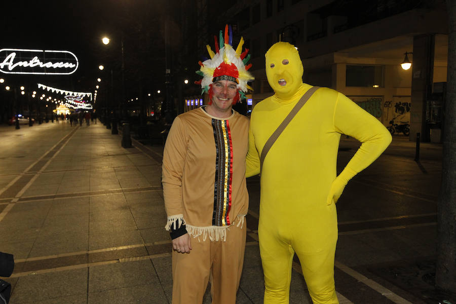 Cientos de gijoneses y visitantes disfrutaron de una fría noche de carnaval