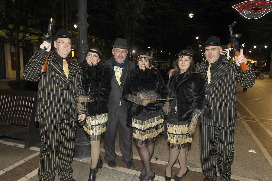 Cientos de gijoneses y visitantes disfrutaron de una fría noche de carnaval