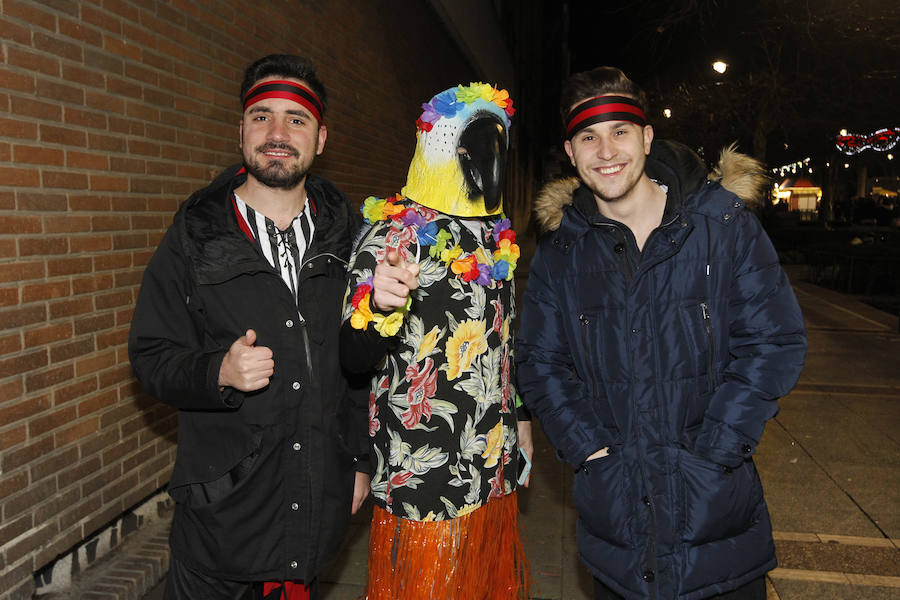 Cientos de gijoneses y visitantes disfrutaron de una fría noche de carnaval