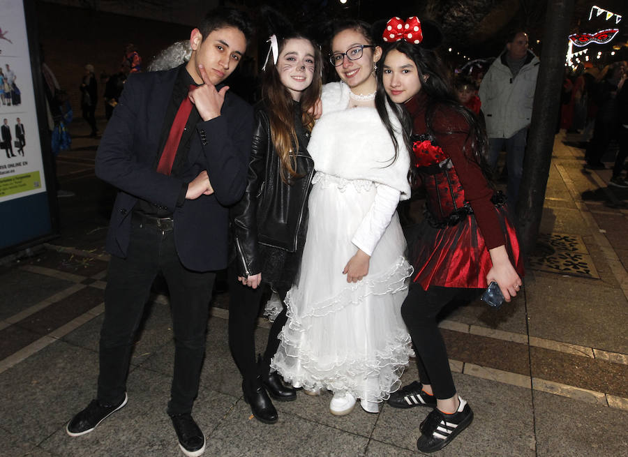 Cientos de gijoneses y visitantes disfrutaron de una fría noche de carnaval